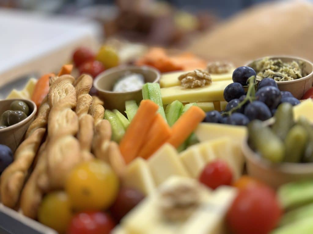 Vue proche du plateau fromages et légumes